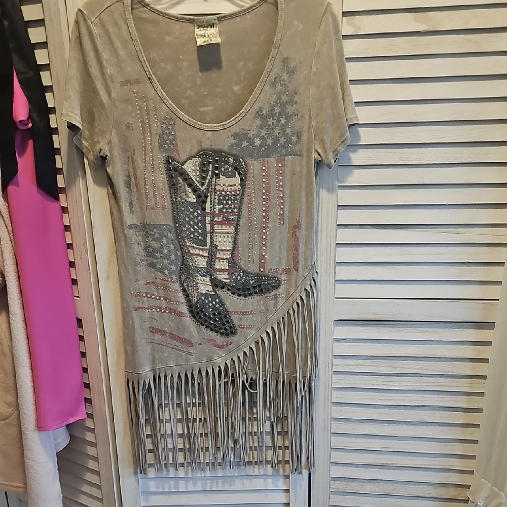 Vocal Gray Fringe Tee with Boot Design
